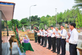 Viếng Nhà bia tưởng niệm các Anh hùng liệt sĩ Nhân kỷ niệm 50 năm ngày giải phóng Bình Phước